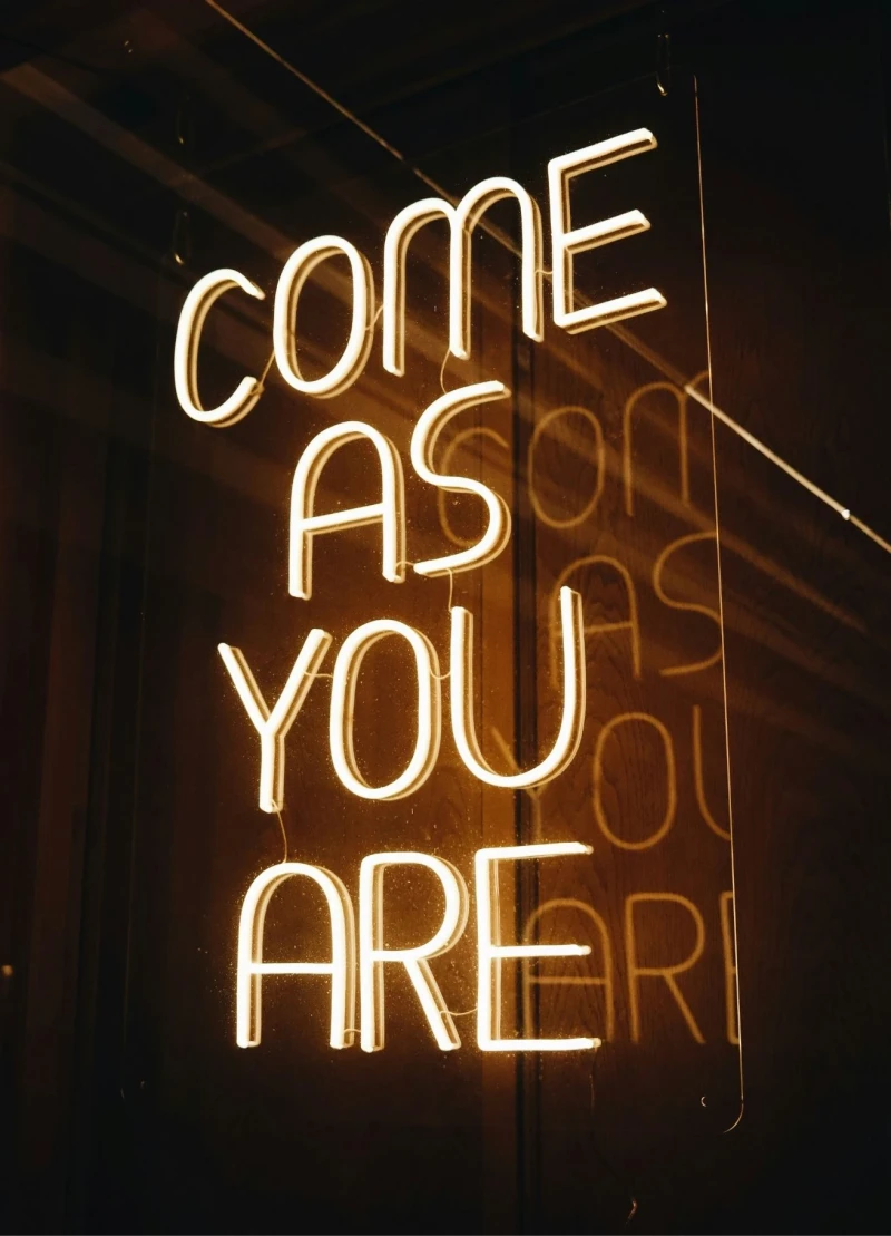 Ein junger Mann mit dem Rücken zur Kamera. Hinter ihm liegt eine Berglandschaft. Über ihm stehen die Worte: Ich sage Ja zu Jesus.