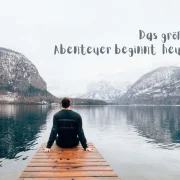 Eine dicht befahrene Straße in einer Großstadt bei Nacht. Darüber steht: Abenteuer beginnt. Darunter steht: Heute möchte ich Ja zu Jesus sagen.