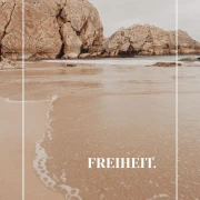 Ein junger Mann mit dem Rücken zur Kamera. Hinter ihm liegt eine Berglandschaft. Über ihm stehen die Worte: Ich sage Ja zu Jesus.