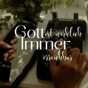 Ein Blumenmuster in rot, orange und pink. Darunter in Großbuchstaben der Text: Ein Gespräch mit Gott