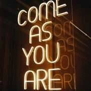 Ein junger Mann mit dem Rücken zur Kamera. Hinter ihm liegt eine Berglandschaft. Über ihm stehen die Worte: Ich sage Ja zu Jesus.