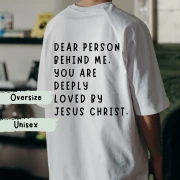 Eine Frau trägt ein christliches Tshirt