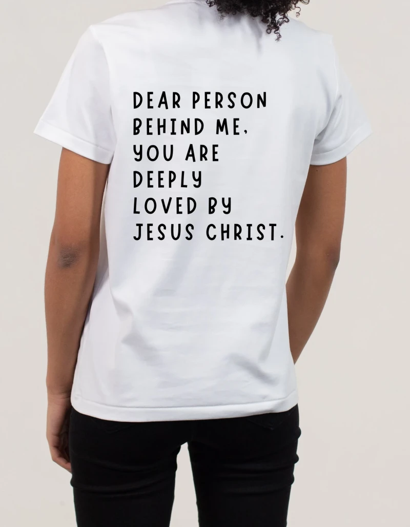 Eine Frau trägt ein christliches Tshirt