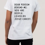 Eine Frau trägt ein christliches Tshirt