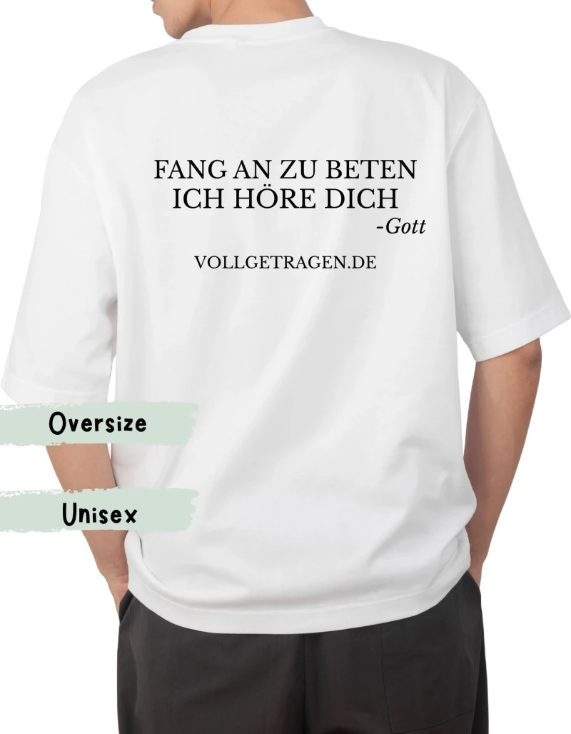 Eine Frau trägt ein christliches Tshirt