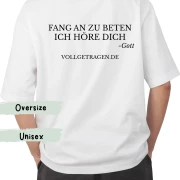 Eine Frau trägt ein christliches Tshirt