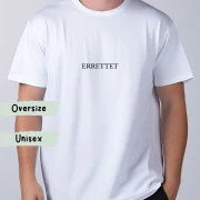 Eine Frau trägt ein christliches Tshirt
