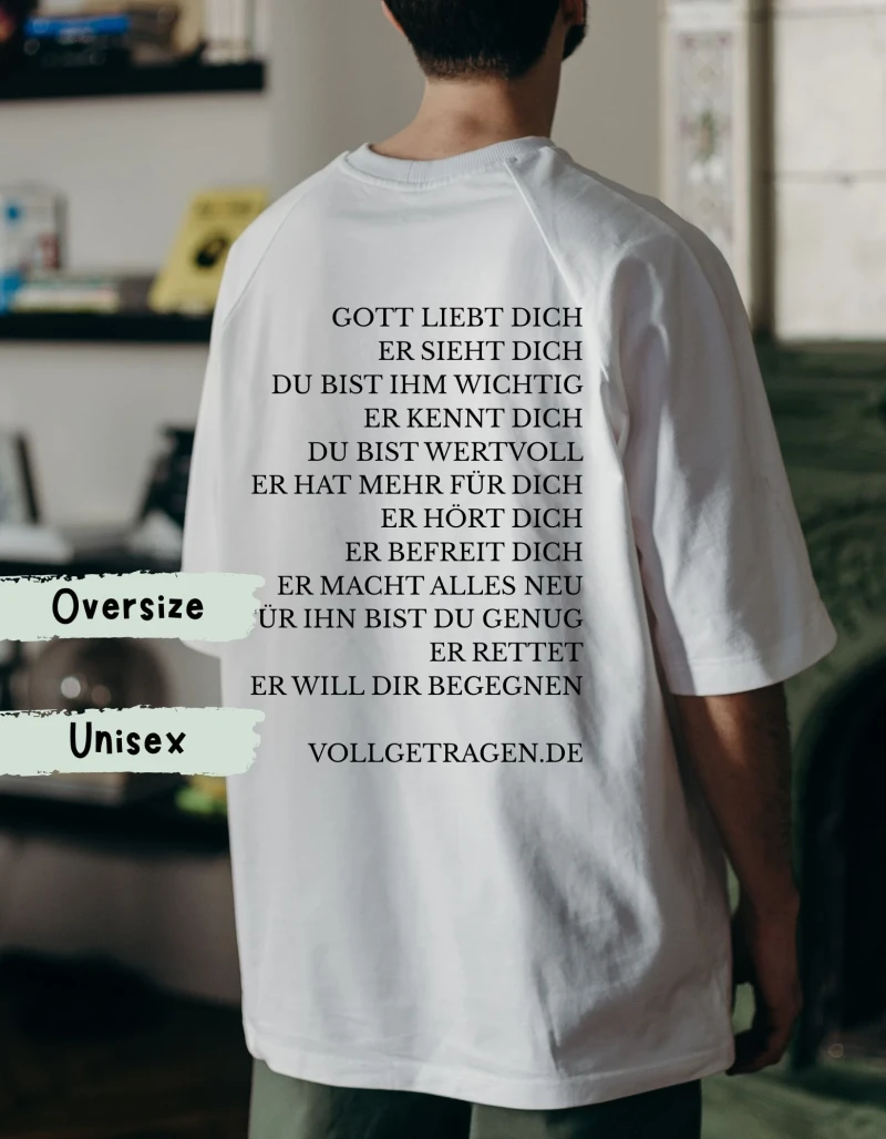 Eine Frau trägt ein christliches Tshirt