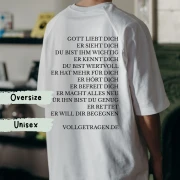 Eine Frau trägt ein christliches Tshirt
