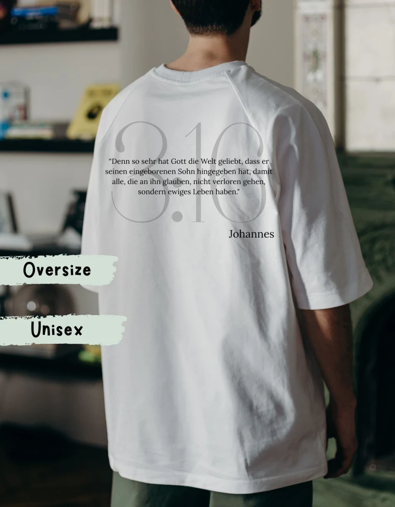Eine Frau trägt ein christliches Tshirt