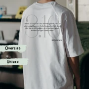 Eine Frau trägt ein christliches Tshirt