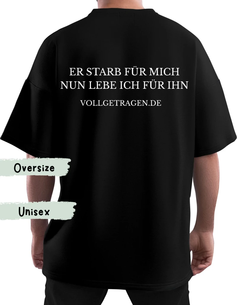 Eine Frau trägt ein christliches Tshirt