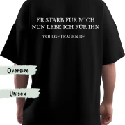 Eine Frau trägt ein christliches Tshirt