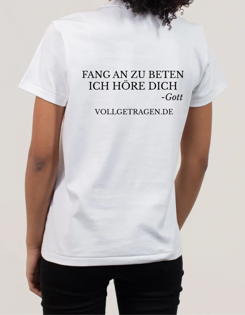 Eine Frau trägt ein christliches Tshirt