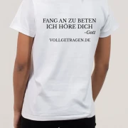 Eine Frau trägt ein christliches Tshirt