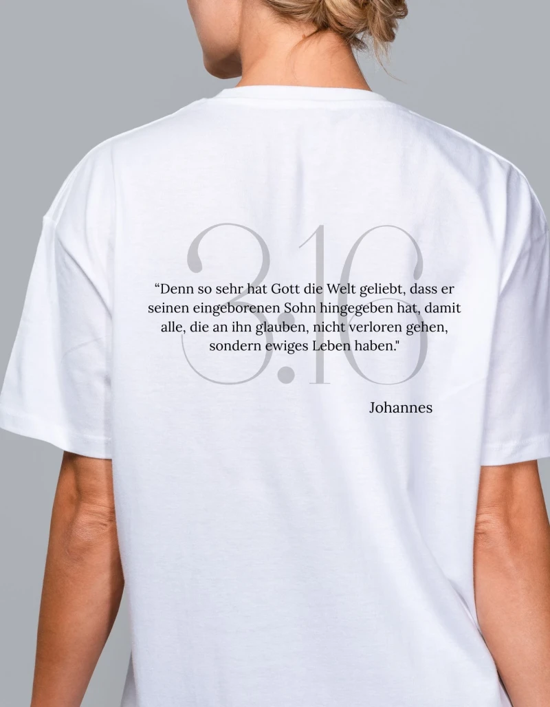 Eine Frau trägt ein christliches Tshirt