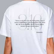 Eine Frau trägt ein christliches Tshirt