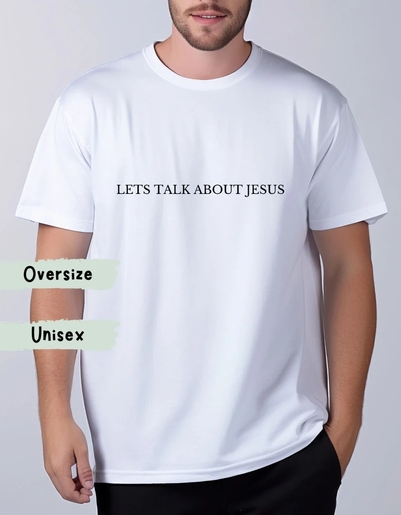 Eine Frau trägt ein christliches Tshirt