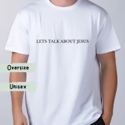 Eine Frau trägt ein christliches Tshirt