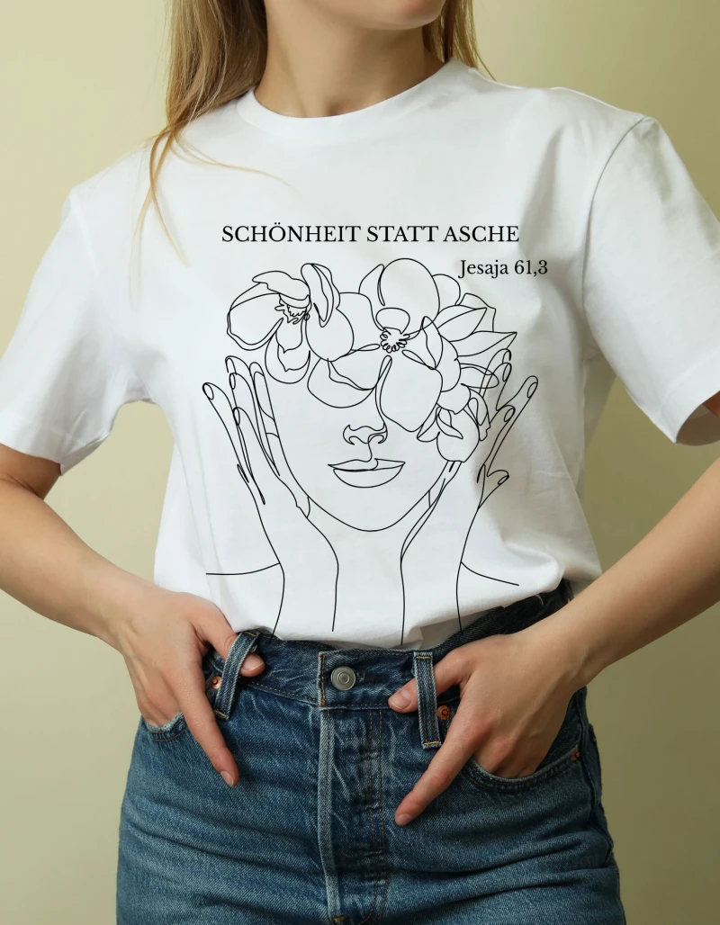 Eine Frau trägt ein christliches Tshirt