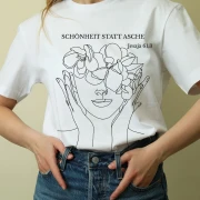 Eine Frau trägt ein christliches Tshirt